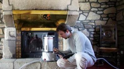 Un ingénieur de l’Institut mesure les concentrations du radon dans une maison bretonne.