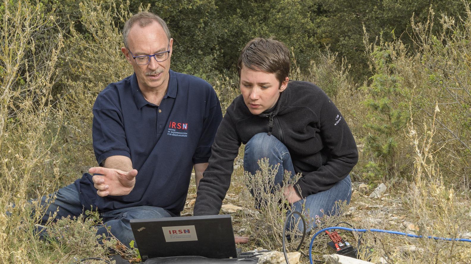 Près de la centrale du Tricastin (Drôme), deux experts relèvent les enregistrements de sismomètres mesurant les vibrations du sol.