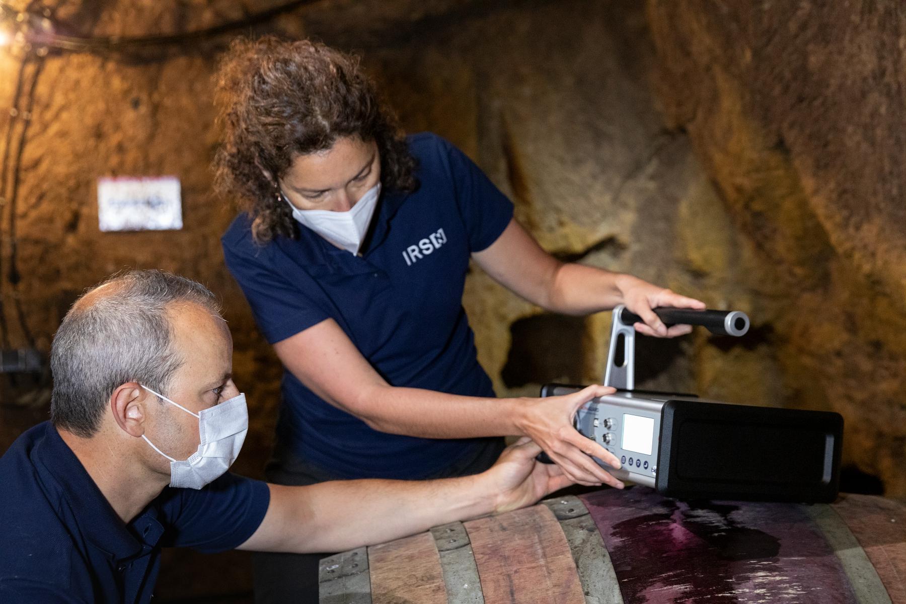 Pose de détecteurs radon dans la cave viticole du Domaine Fouet à Bellevigne-les-Châteaux près de Saumur